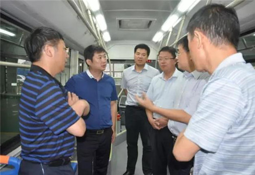 陕西省交通运输厅副厅长徐明非登上电动客车