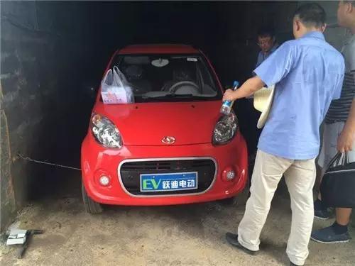 跃迪电动汽车装车完毕