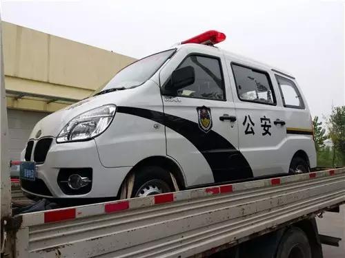 跃迪电动巡逻车装车进行中
