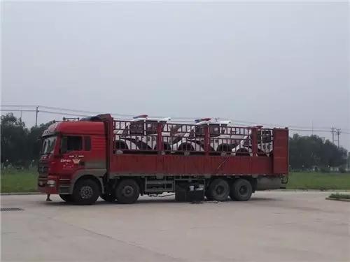 跃迪电动汽车装车完毕准备发车