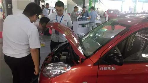 跃迪电动汽车工作人员为其介绍产品